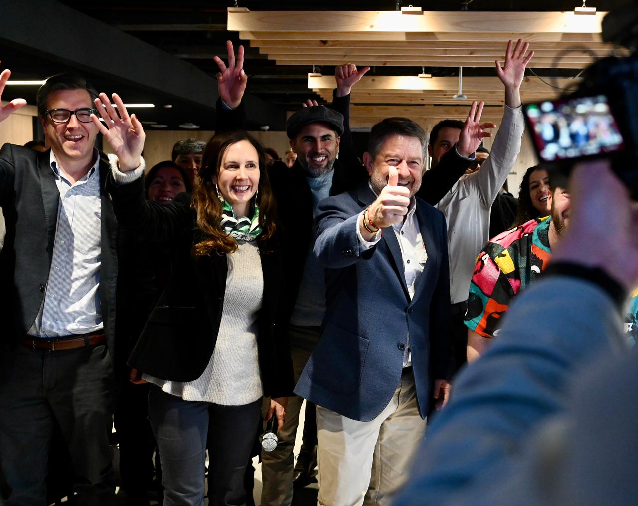 Gobernador Orrego y Directora Ejecutiva del HUB Metropolitano saludan a la cámara