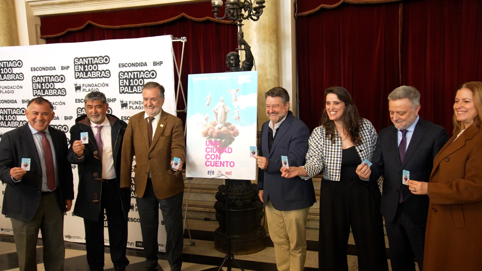Autoridades muestran la nueva Tarjeta Bip! conmemorativo de los 25 años de Santiago en 100 palabras.