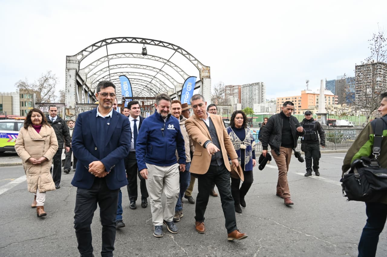 Autoridades recorriendo el puente